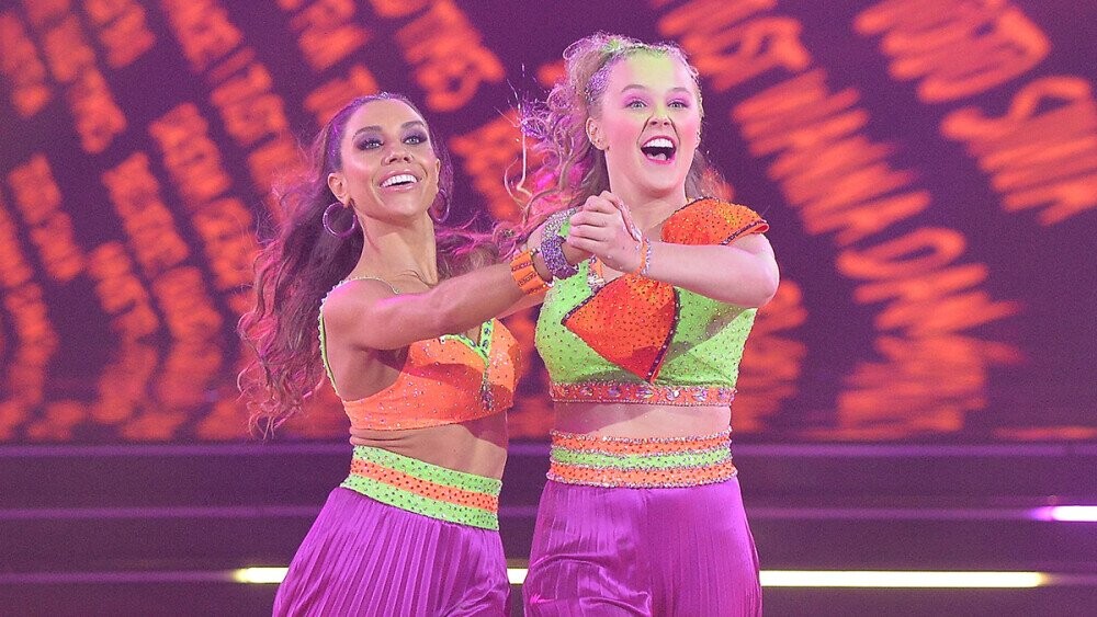 JoJo Siwa Makes History Competing As 1 2 Of Dancing With The Stars First Same Sex Pair