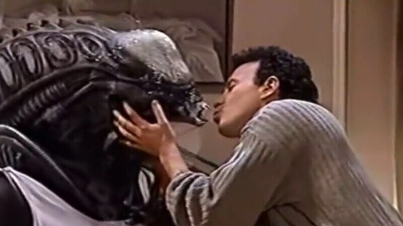 Paul Reiser Made Out With a Xenomorph for ‘SNL’s Unhinged ‘Aliens’ Parody