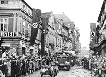 5 Ways Donald Trump Perfectly Mirrors Hitler's Rise To Power