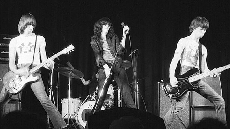 “I Wanna Be Sedated” is Secretly a Christmas Song