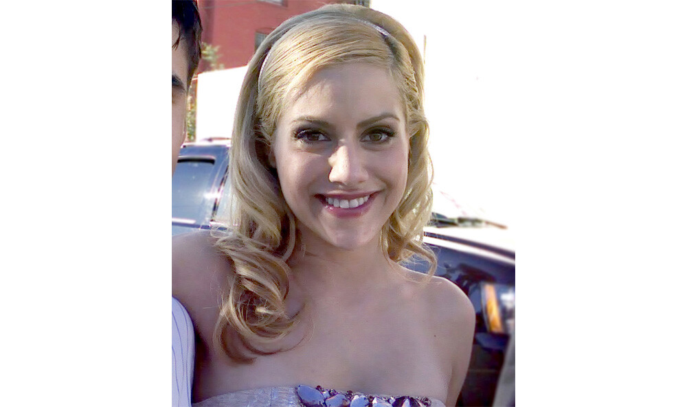 Brittany Murphy celebrating Brittany's birthday)