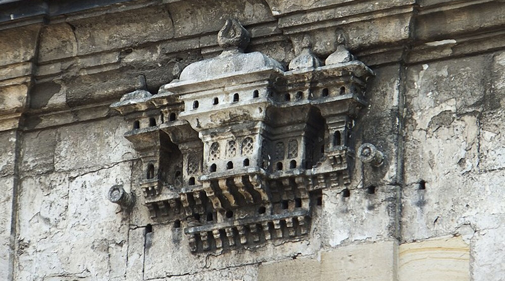 English: Birdhouse (or birdhouse-like ornament) on the exterior of the Ayazma Mosque, Üsküdar, Istanbul.