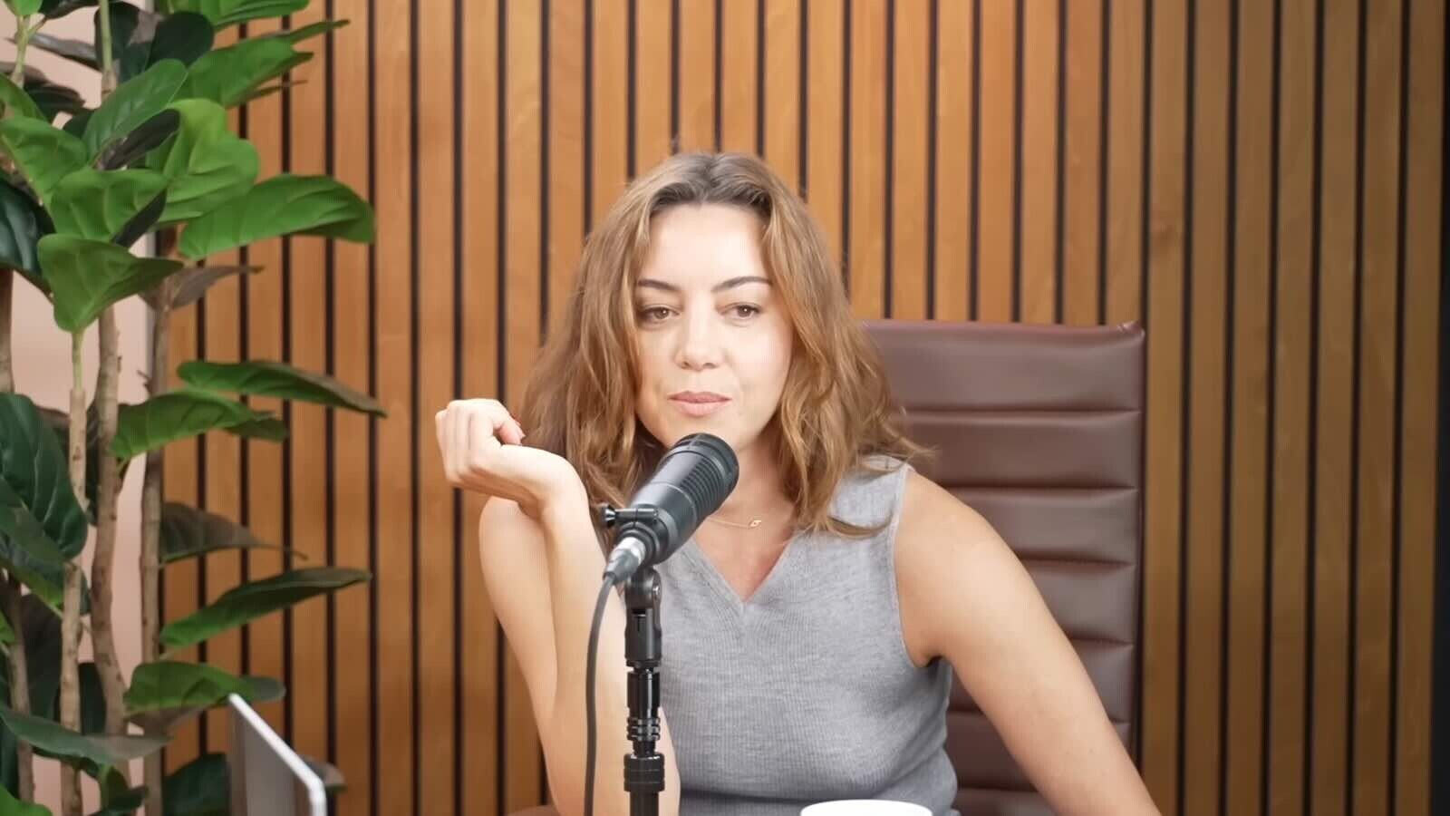 Aubrey Plaza Opens Up About Grief on Amy Poehler’s Podcast
