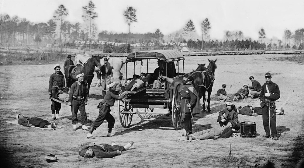 5 Medical Procedures From 30 Years Ago (That Now Seem Barbaric) - an old photo of a wagon loading corpses during the Civil War