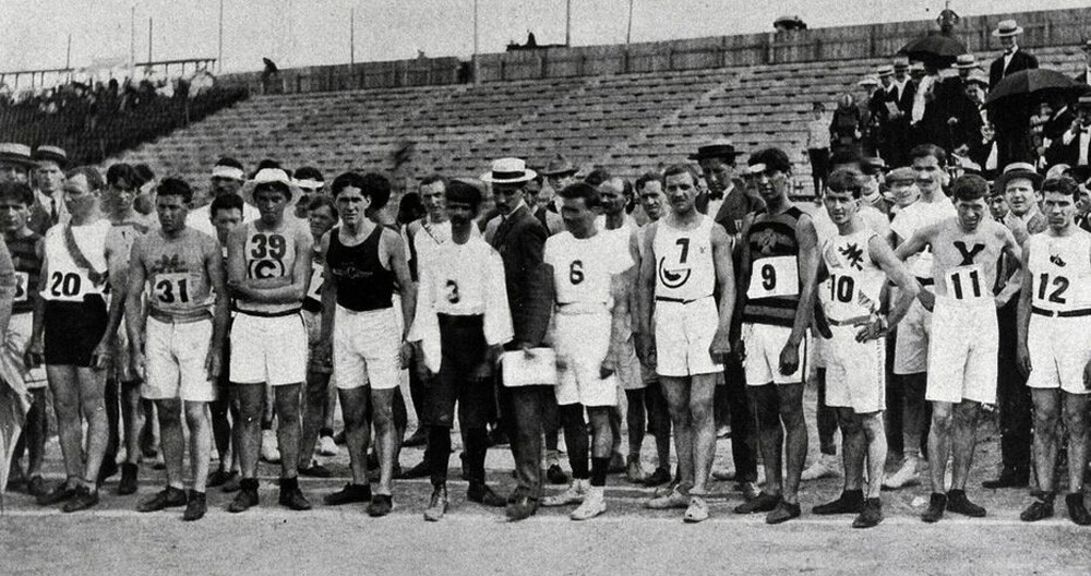 Before the start of the Olympic Marathon in 1904, in Francis Stadium, Saint-Louis.