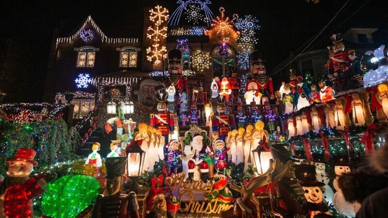 15 Homes With the Biggest and Best Christmas Lights You Ever Did See