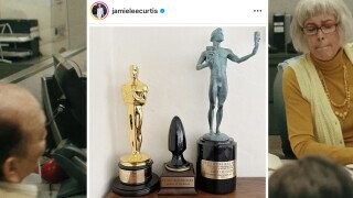 Jamie Lee Curtis Sticks Her Oscar Exactly Where It Belongs