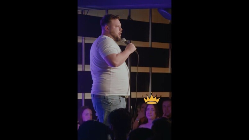 The World's Worst Crowd Worker Got Destroyed By A Silent "Heckler"