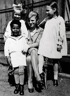 4 Amazing Stories Behind the Most WTF Photos from History