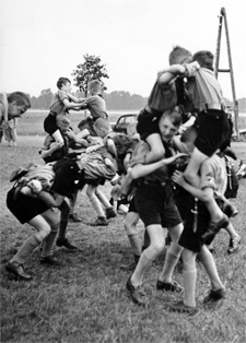 4 Amazing Stories Behind the Most WTF Photos from History