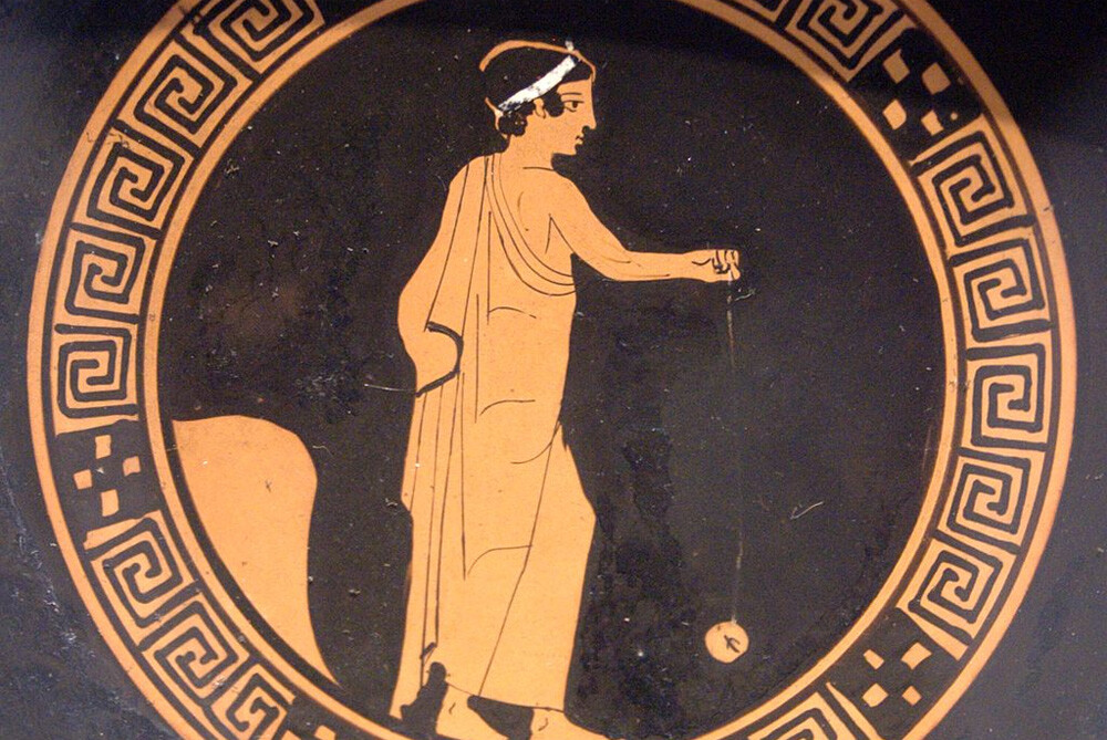Boy playing with a terracotta yo-yo, Attic kylix, c. 440 BC, Antikensammlung Berlin (F 2549)