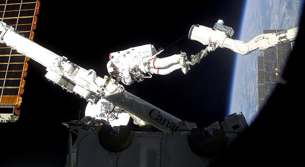 Chris Hadfield install Canadarm2 on the International Space Station 