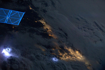 6 Ways Movies Get Space Wrong (by Astronaut Chris Hadfield)