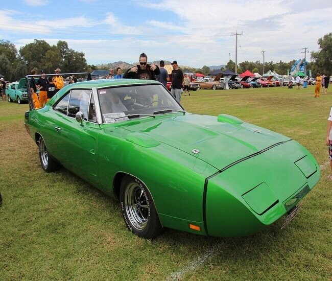 17 Pics Of Old Cars That Look Like They’re From Mars