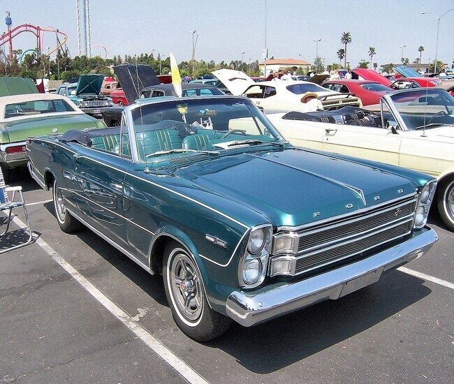 17 Pics Of Old Cars That Look Like They’re From Mars