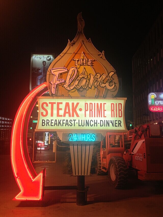 King to df3 THE Flaves ou STEAK- PRIME RIB FREE WEDDIEG CORS OGE BREAKFAST-LUNCH-DINNER TRL 24. HRS CONS SK EVADA di NY и EDUCATION SAR GES SKY TRAK 6 10042