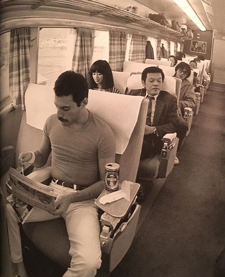 15 Photos of Musicians Being Normal People