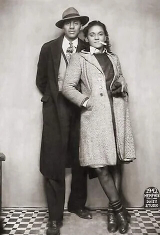 1942 MEMPHIS DAISY STUDIO