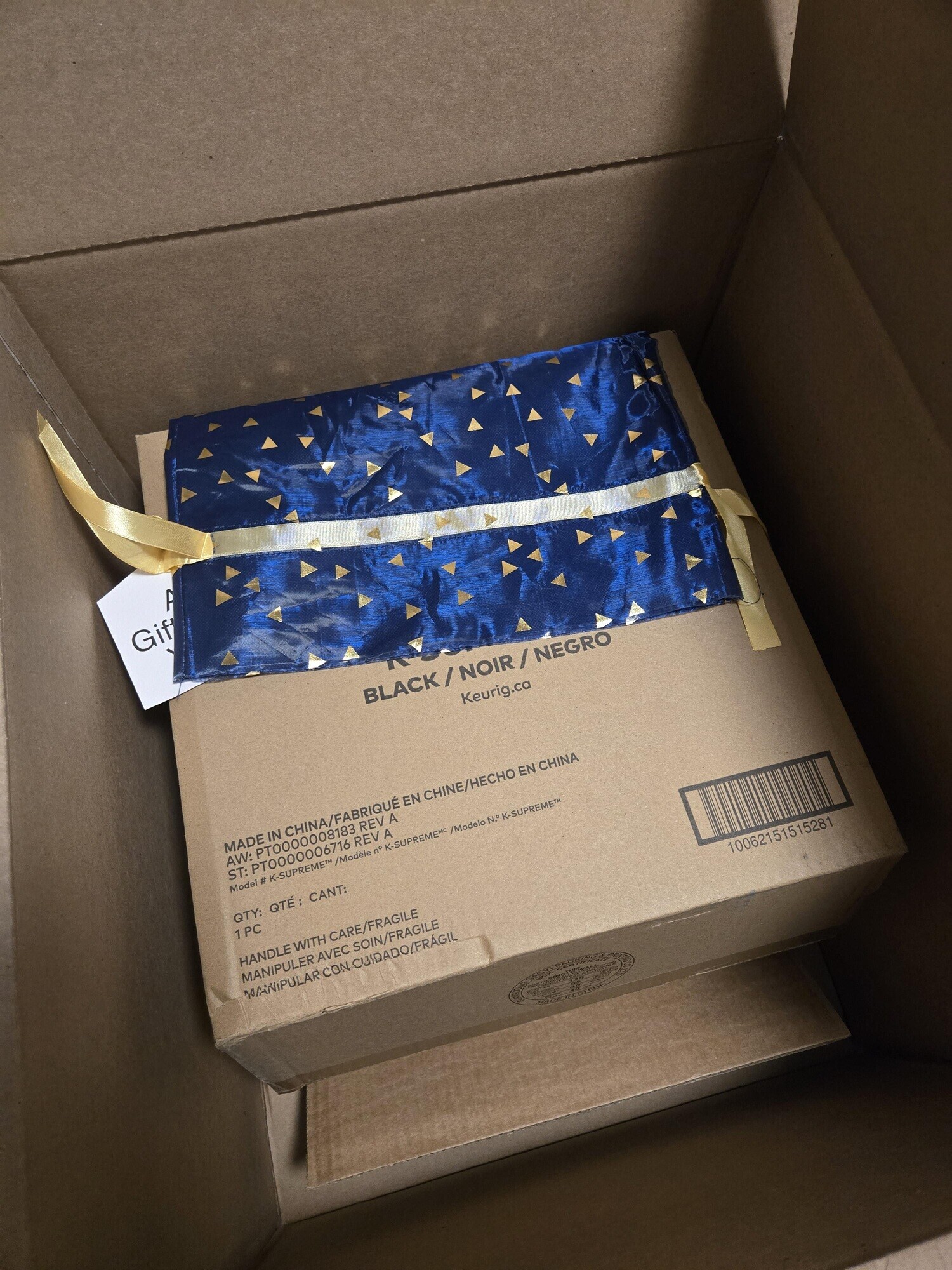 A Gif BLACK/NOIR Keurig.ca MADE IN CHINA/FABRIQUÉ EN CHINE/HECHO EN CHINA AW: PT0000008183 REV A ST: PT0000006716 REV A Model # K-SUPREMETM /Modèle n° K-SUPREMEMC /Modelo N. K-SUPREME QTY: QTE: CANT: 1 PC HANDLE WITH CARE/FRAGILE MANIPULER AVEC SOIN/FRAGILE MANIPULAR CON CUIDADO/FRAGIL 10062151515281