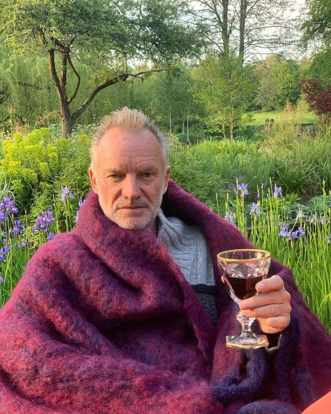 15 Photos of Musicians Being Normal People