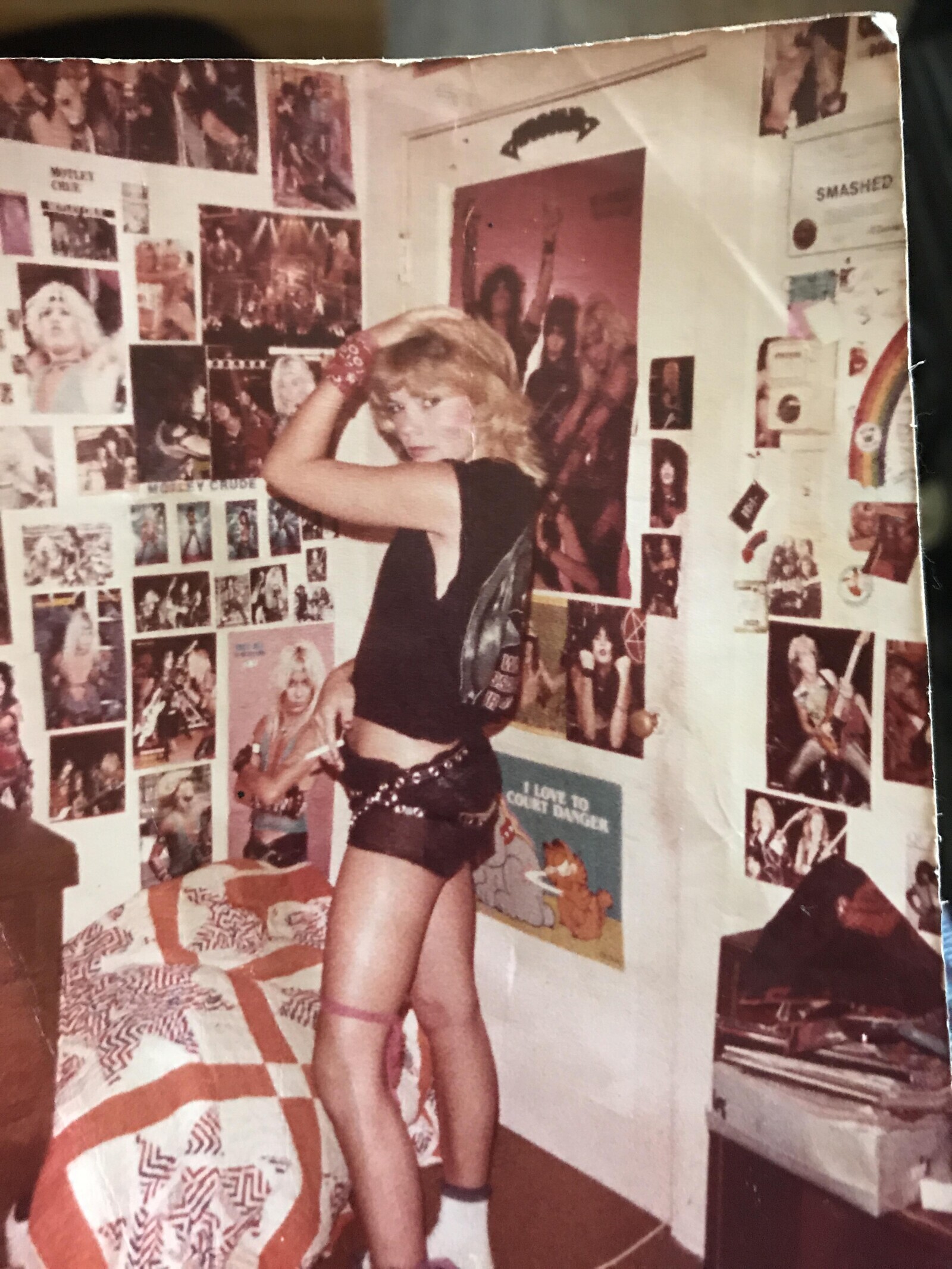 SMASHED MOTLEY CRUR CRUDE ١ LOVE 10 COURT DANGER