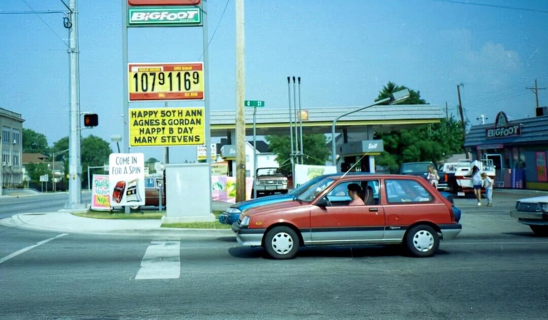 BiGFOOT una 10791169 0 II HAPPY 50TH ANN AGNES M GORDAN HAPPY В DAY BIGFOOT MARY STEVENS Self COME IN FOR ٨ SPIN Rulil NO