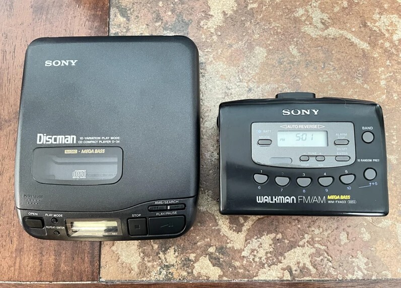 SONY SONY JAUTO REVERSE BAND EAT1 Discman ALARM MOOE STOP 10-VARIATION PLAY MODE PM 50 CD COMPACT PLAYER 0-34 DAC MEGA BASS TUNE ENTER 10 RANDOM PRES WOUR ten 5 dise 3 - - - ++5 6 10 9 в PUDIE CLUBE BEE WALKMAN FM/AM MEGA BASS WM-FX403 AVES AMS/SEARCH OPEN PLAY MODE PLAY/PAUSE STOP REPEAT/ENTER SEC