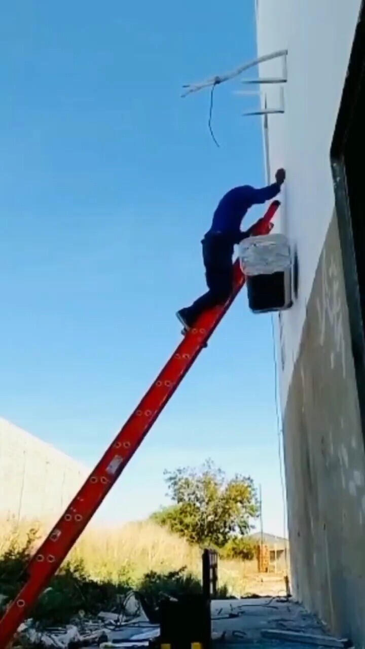 20 Photos Where People Are Currently Dropping the Ball