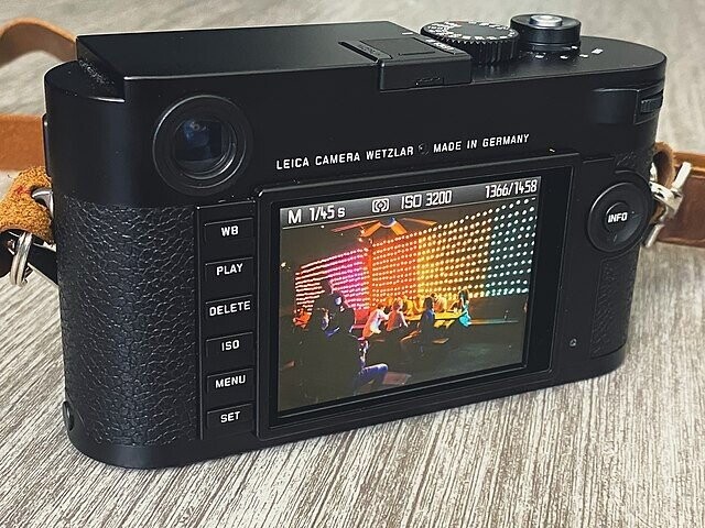 MADE IN GERMANY LEICA CAMERA WETZLAR 1366/1458 ISO 3200 M 1/45 s WB INFO PLAY DELETE ISO MENU SET