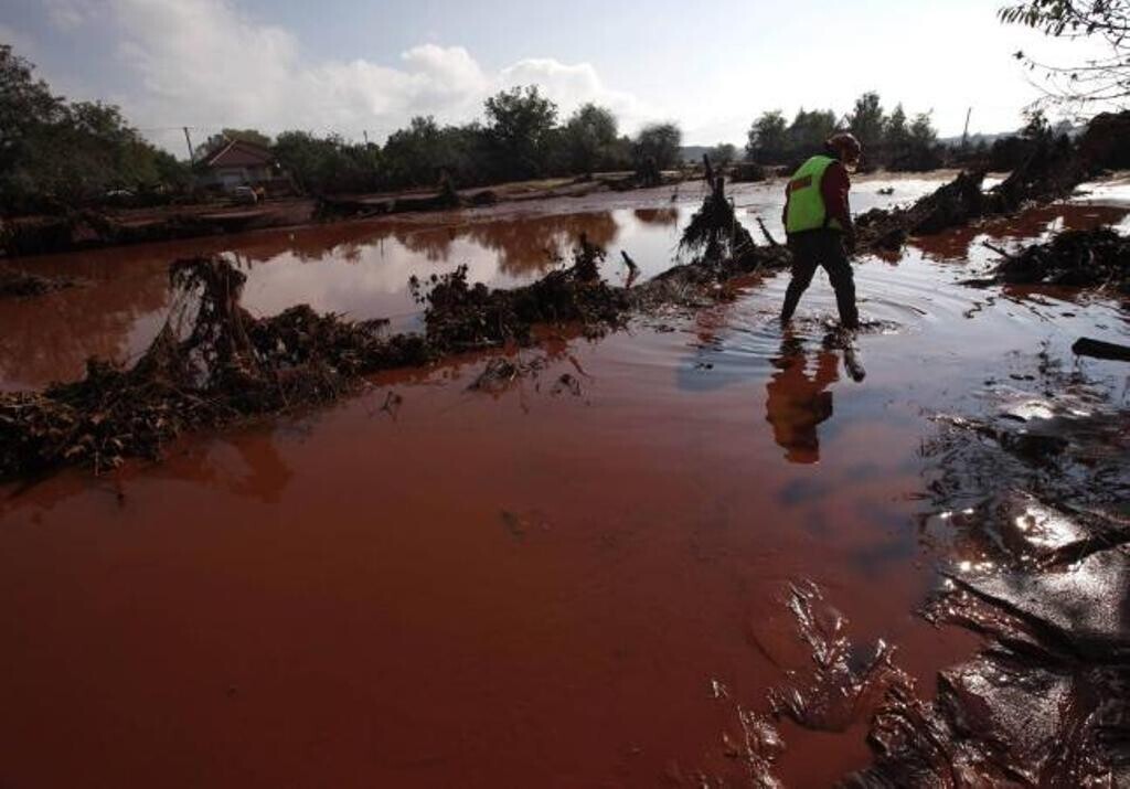 15 Tragic Photos of Water Nobody Should Be In