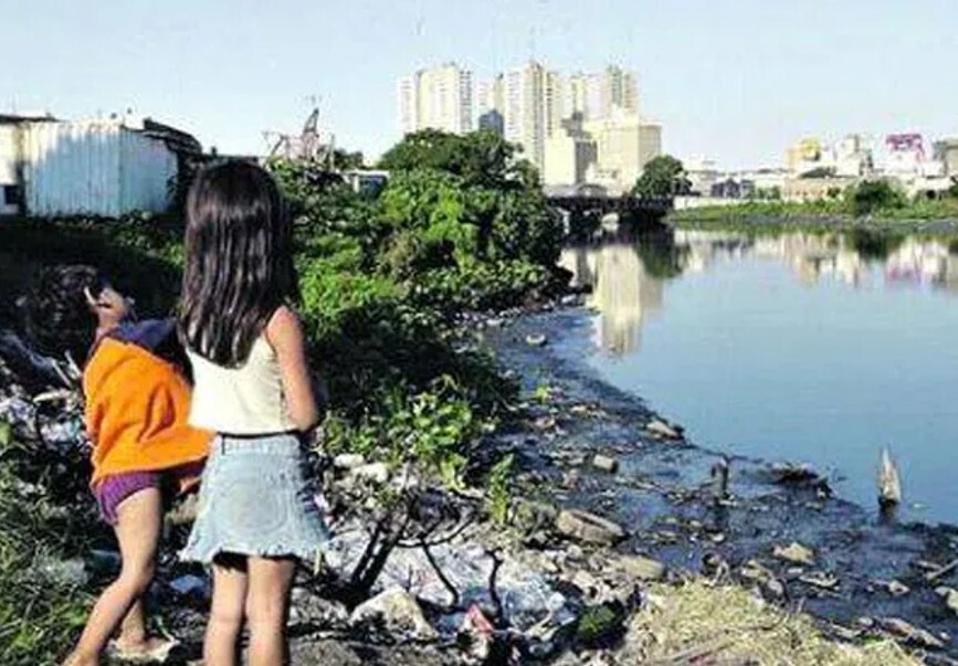 15 Tragic Photos of Water Nobody Should Be In