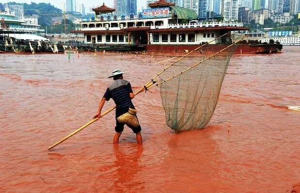 15 Tragic Photos of Water Nobody Should Be In
