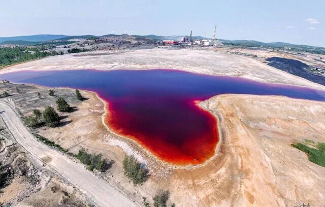 15 Tragic Photos of Water Nobody Should Be In