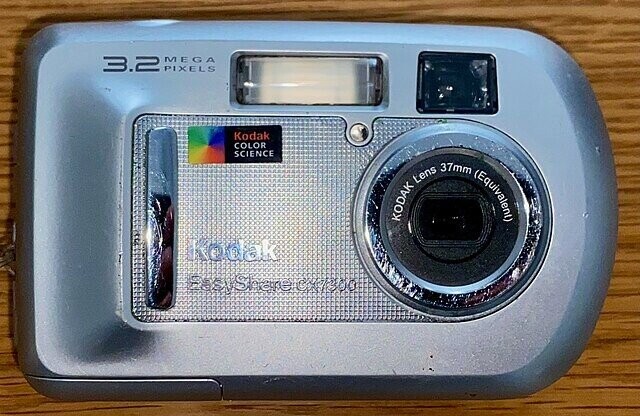 3.2 MEGA PIXELS Kodak COLOR SCIENCE KODAK Lens 37mm (Equivalent) Kodak EasyShare Cxf/300