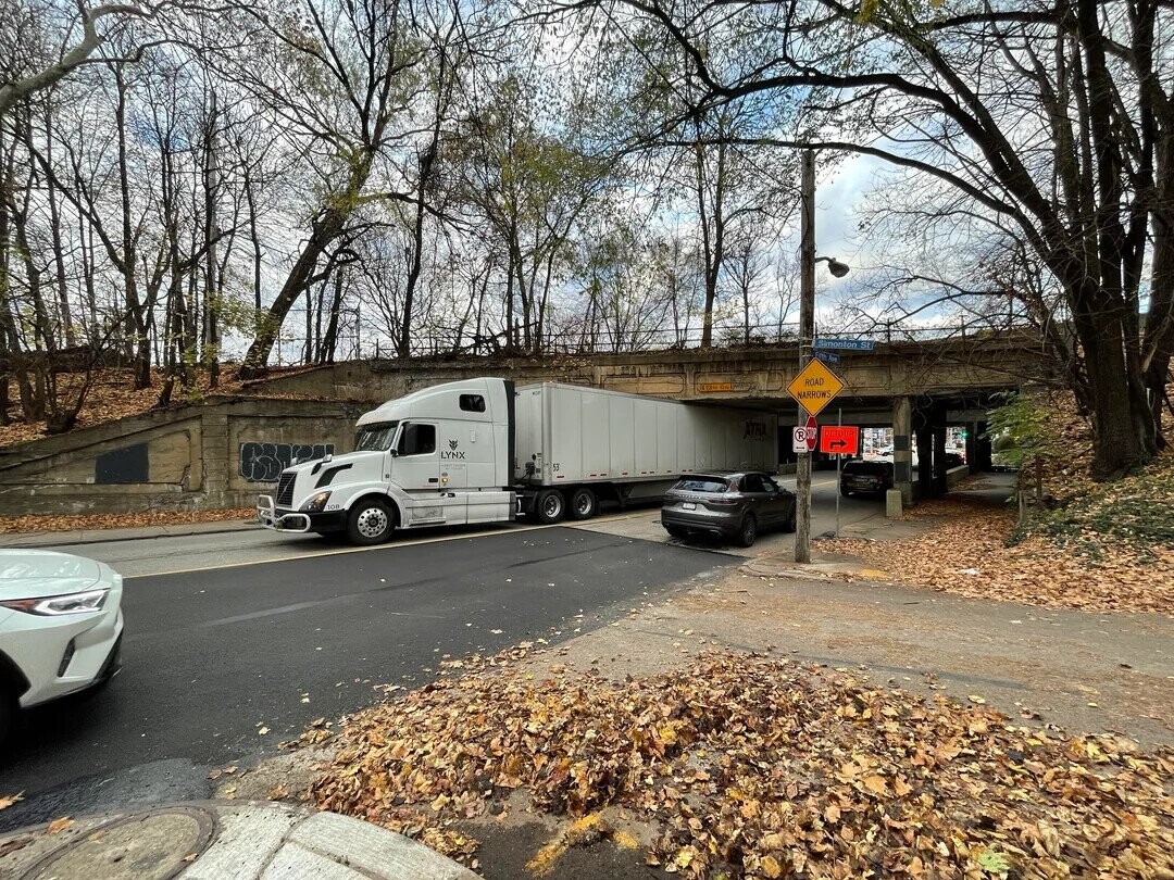 Simonton St ROAD NARROWS XTRA R OCTOUR LYNX 108