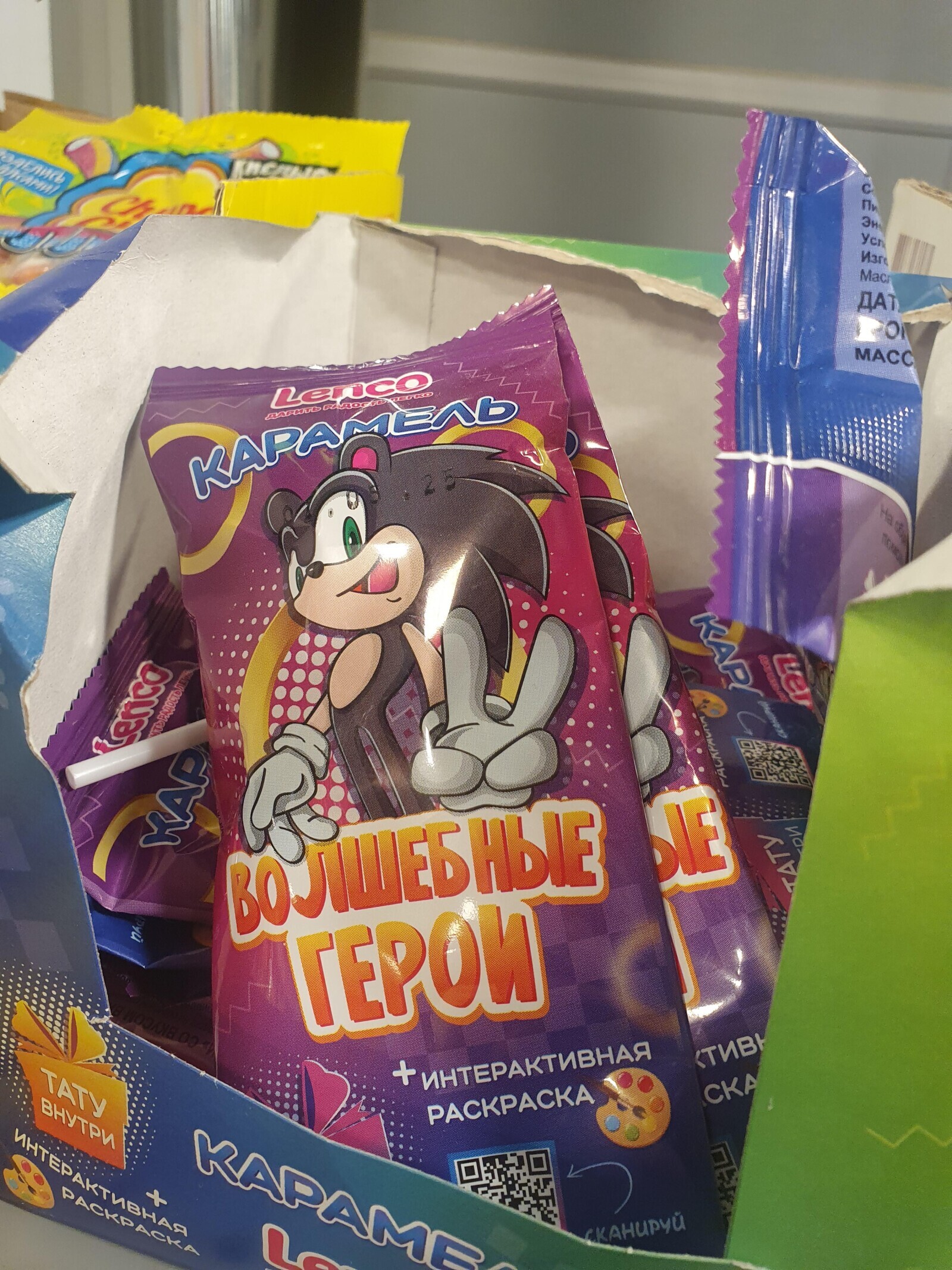 С Пи Эн Усл Изг Mac ДАТ O MACC Lenco AAPHTB P На ПОМО КАРАМЕЛЬ КАР Ler - ocuary РАСКРАСКИ ТЬ РАДОСТЬ ЛЕ Иа ЫЕ ТАТУ KAP nhd ВОЛИЛЕБ НЫЕ ГЕРОИ КТИВН СКА + ИНТЕРАКТИВНАЯ РАСКРАСКА ТАТУ ВНУТРИ KAPAME ИНТЕРАКТИВНАЯ СКАНИРУЙ + PACKPACKA lo 