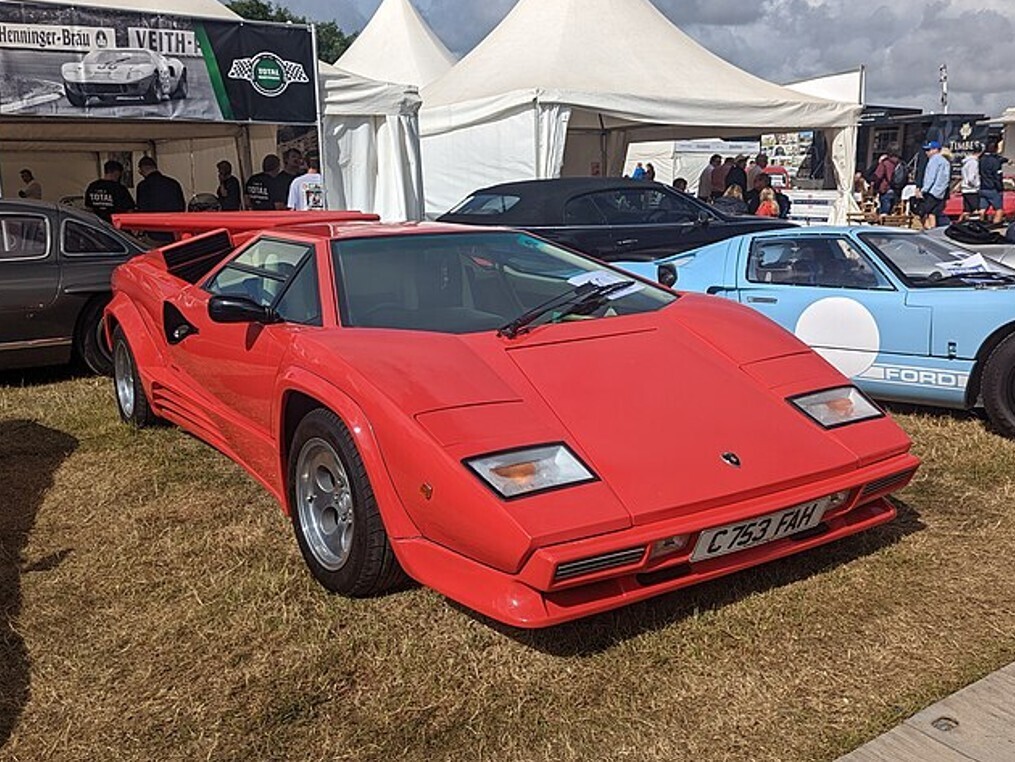 20 Photos Admiring the 1980s' Prettiest Cars