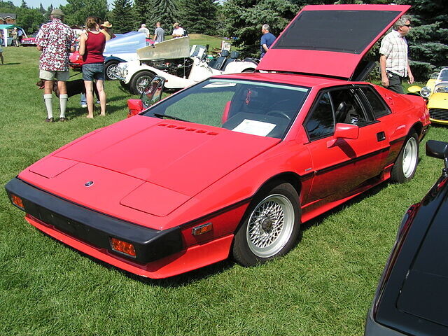 20 Photos Admiring the 1980s' Prettiest Cars