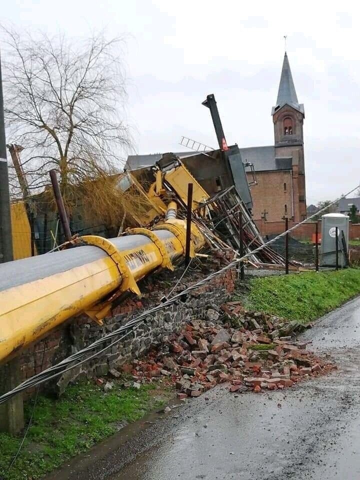 Cranes That Should Have Used a Spotter to Lift