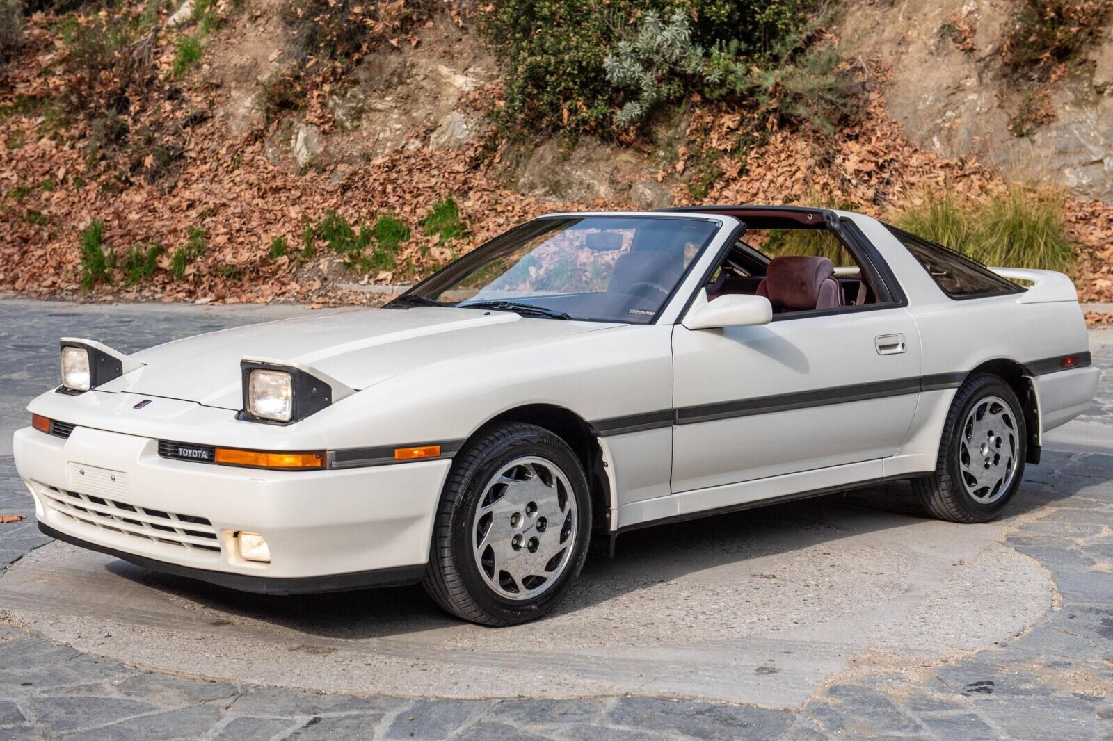 20 Photos Admiring the 1980s' Prettiest Cars