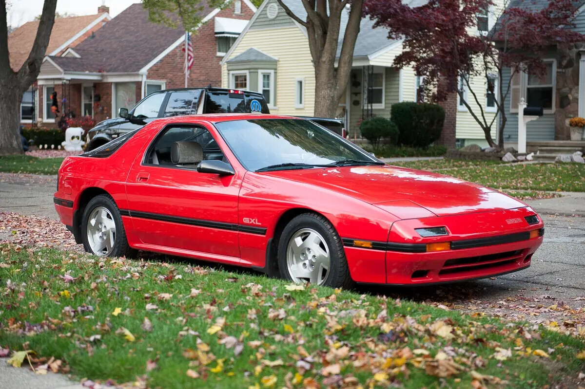 20 Photos Admiring the 1980s' Prettiest Cars
