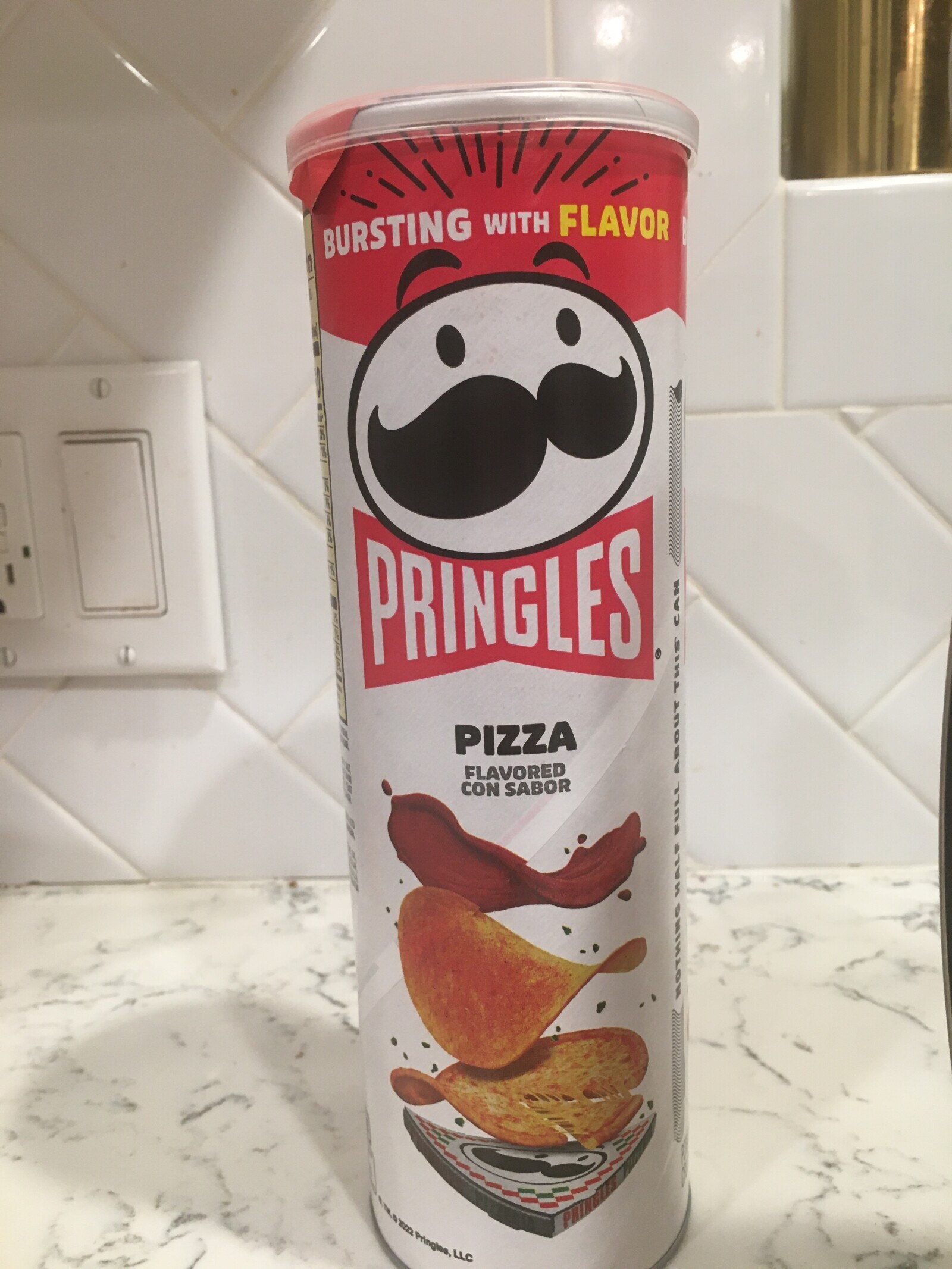 BURSTING WITH FLAVOR PRINGLES PIZZA FLAVORED CON SABOR a NOTHING HALF FULL ABOUT THIS CAN THE 2022 Pringles, LLC