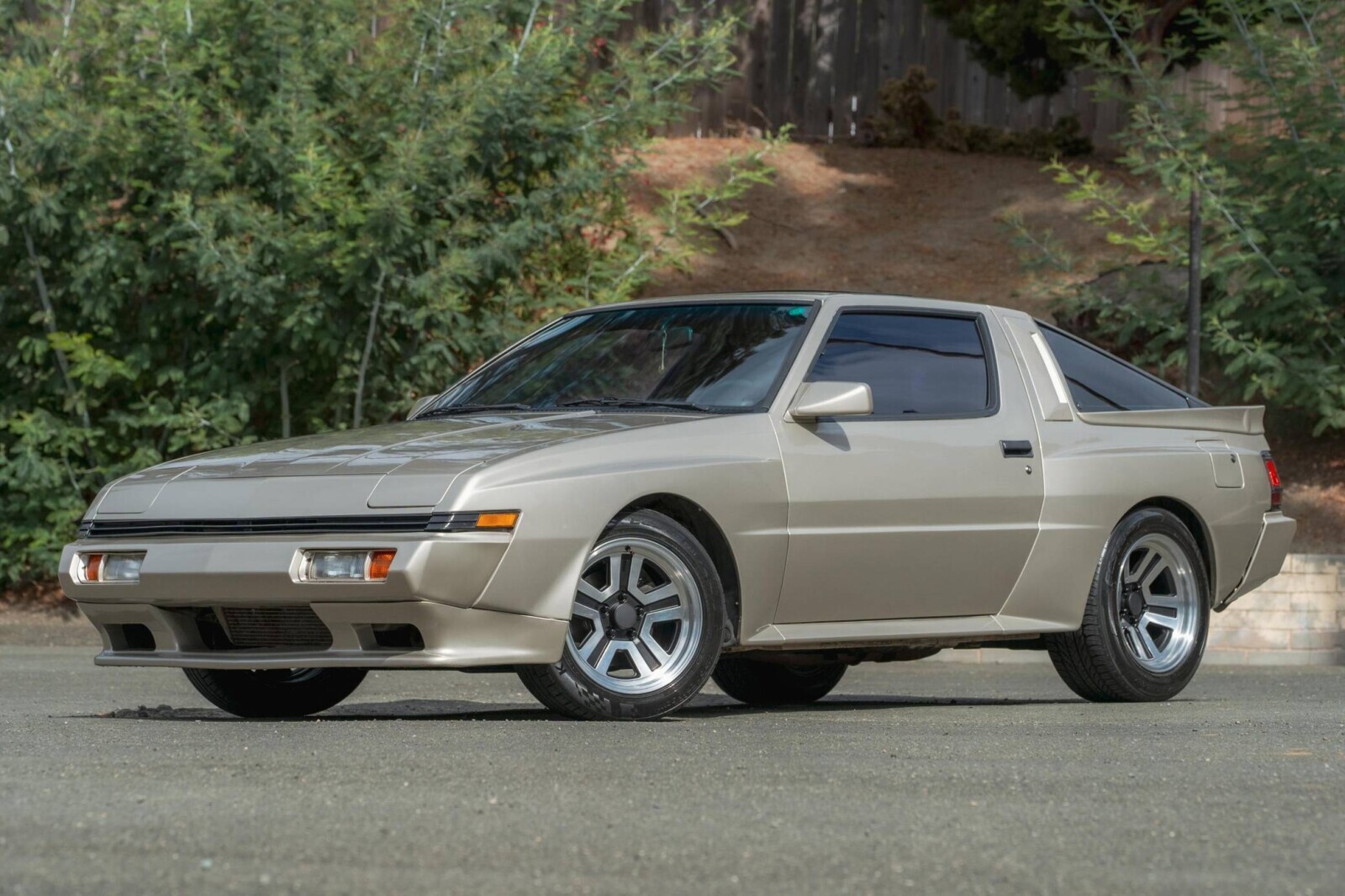 20 Photos Admiring the 1980s' Prettiest Cars
