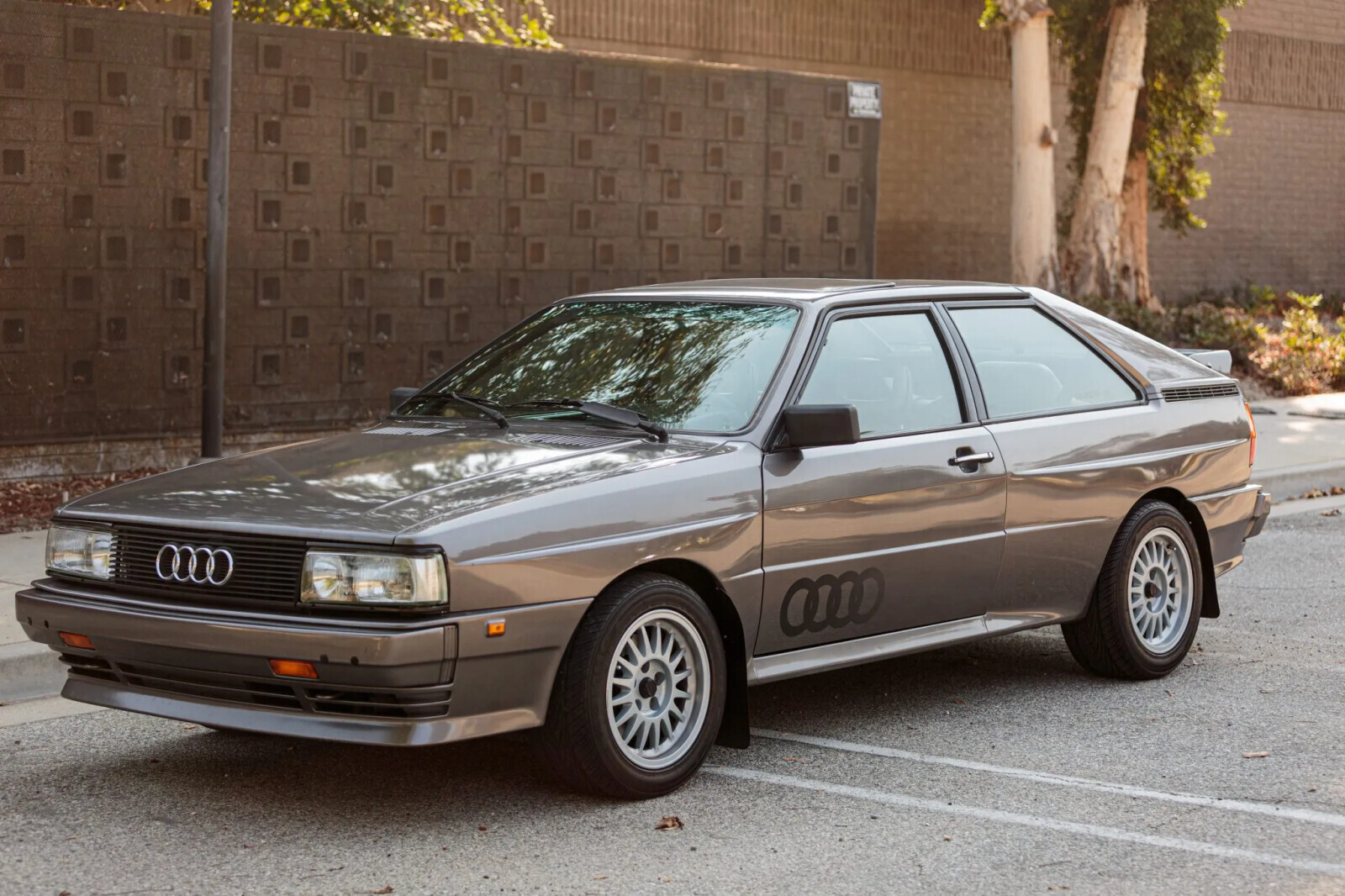 20 Photos Admiring the 1980s' Prettiest Cars