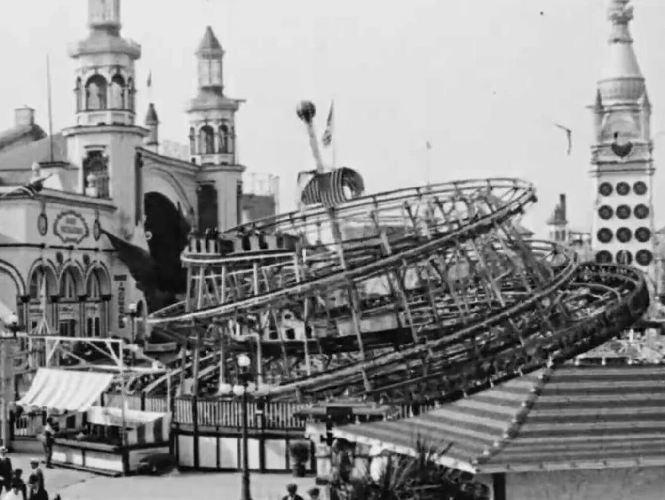 Vintage Carnival Rides Where Safety Was Just Optional