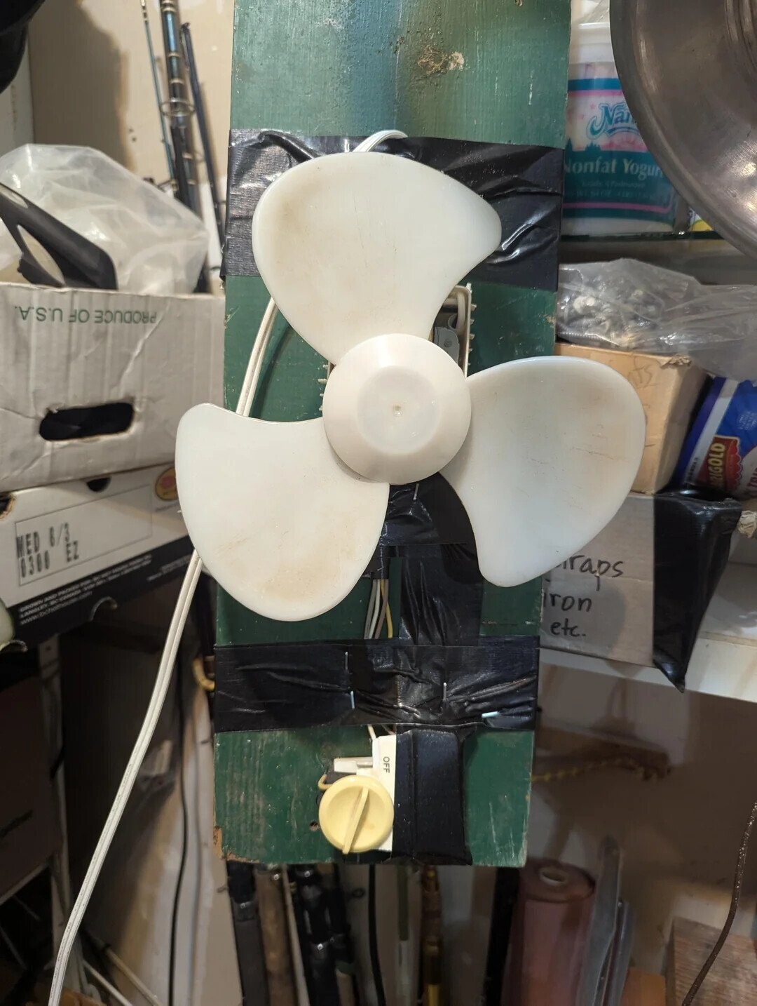 PRODUCE OF U.S.A. Na Nonfat Yogun SEO MED B/3 0300 EZ GROWN AND - PACKED - at - - - - - - - LANGLE - WHW ARIGOLD raps ron etc. OFF