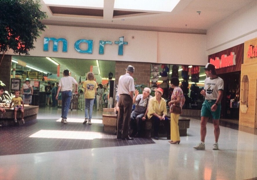 What Going to the Mall Looked Like on an '80s Weekend
