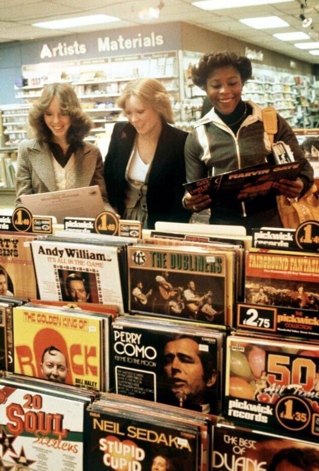 What Going to the Mall Looked Like on an '80s Weekend