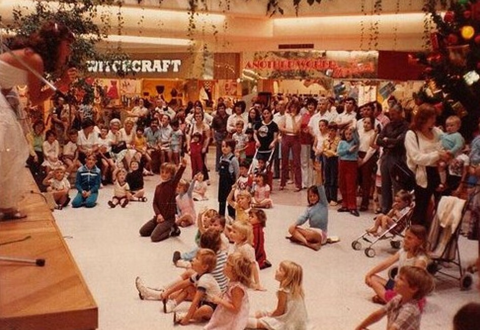 What Going to the Mall Looked Like on an '80s Weekend