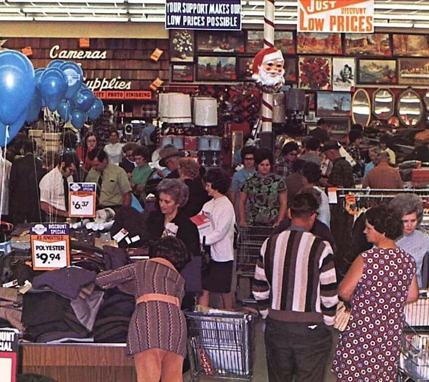 What Going to the Mall Looked Like on an '80s Weekend